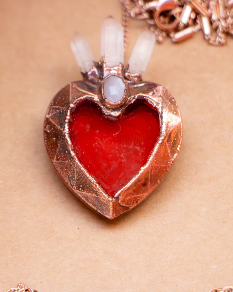 Ciondolo ex voto con quarzo ialino e adularia
