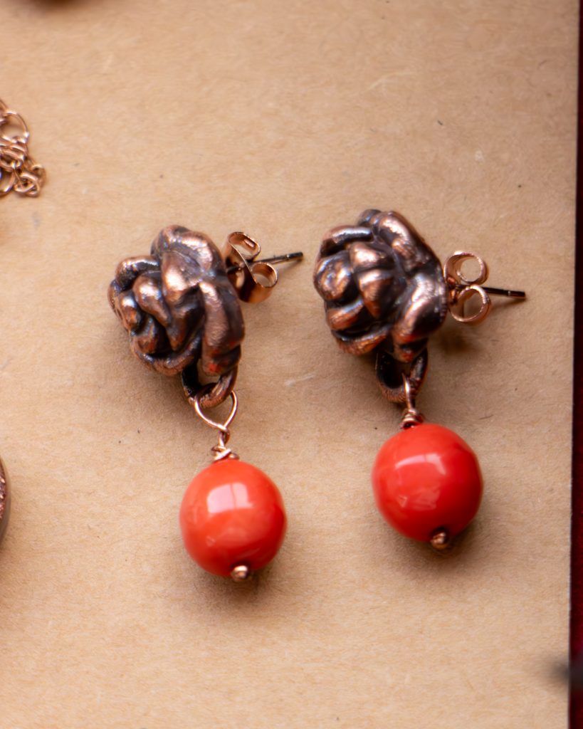 Orecchini rose e perle di corallo